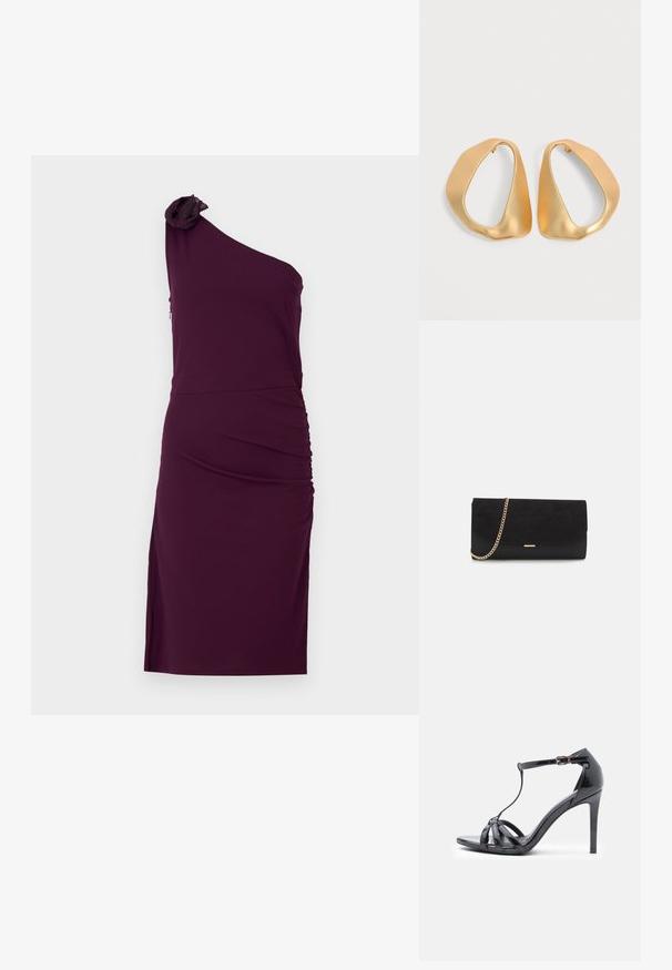 Robe prune à une épaule, avec un design froncé, mettant en avant un accent floral texturé sur l'épaule et une silhouette ajustée.; Sandale à talons hauts en cuir verni noir avec des fines lanières, design en T, fermeture à boucle et silhouette élégante et courbée.; Porte-monnaie noir en daim avec une finition texturée, doté d'une chaîne dorée et d'un design épuré et angulaire.; Paire de boucles d’oreilles créoles en or irrégulières et asymétriques avec une finition lisse et mate sur un fond neutre.