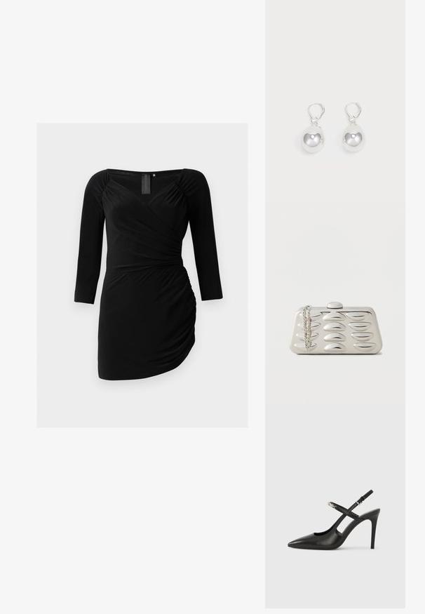 Schwarzes Wickelkleid aus weichem Material, mit dreiviertel Ärmeln, einer figurbetonenden Silhouette und Raffung an der Seite.; Schwarze Slingback-Pumps aus Leder mit spitz zulaufender Spitze, Cut-Out-Design und verstellbarem Riemen mit metallischem Beschlag.; Rechteckige silberne Clutch mit erhabenen ovalen Mustern auf der Vorderseite und einer silbernen Kette, die an einer Ecke auf einem einfarbigen Hintergrund liegt.; Silberne Tropfenohrringe mit glatten, runden, reflektierenden Oberflächen, die an Hakenverschlüssen hängen. Der Hintergrund ist reinweiß.