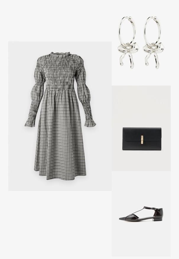 Valkoinen ja musta gingham-mekko, jossa on smokkikiinnitys, puffattuja pitkiä hihoja, röyhelöhelma ja suora, polvimittainen hame.; Musta kiiltonahkainen matalakorkoinen kärkikolmionmuotoinen kenkä, jossa on T-remmillä varustettu solkikiinnitys, esitetty sivuprofiilissa yksinkertaisella taustalla.; Mustalla teksturoidulla nahalla valmistettu suorakaiteen muotoinen clutch-laukku, jossa kullanvärinen pystysuora lukko keskellä etuläppää.; Hope hopea, joissa on keskellä nauhahäntäyksitys, joka esittelee kiillotetun pinnan ja sileän tekstuurin.