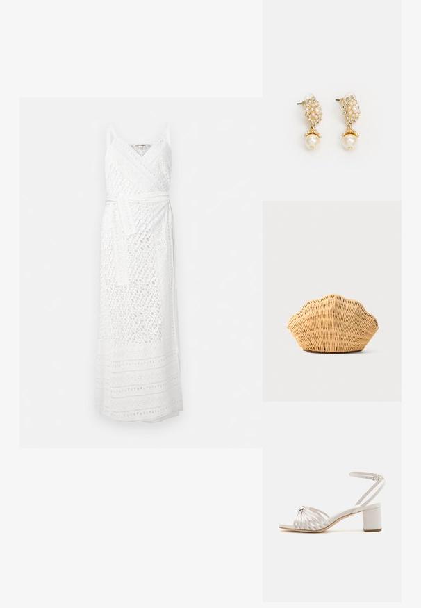 Robe enveloppante blanche avec un design texturé, comportant des bretelles fines et une ceinture. Le tissu présente des motifs découpés complexes et une silhouette longue.; Sandale à talon bloc en crème avec design de bride torsadée, texture lisse, bride de cheville réglable et bout ouvert.; Sac à main en rotin tissé en forme de coquille Saint-Jacques de couleur brun clair naturel avec des bords arrondis et texturés.; Boucles d'oreilles dorées avec un design floral, accentuées de perles et d'une plus grande perle pendante. Embellies de petits cristaux transparents.