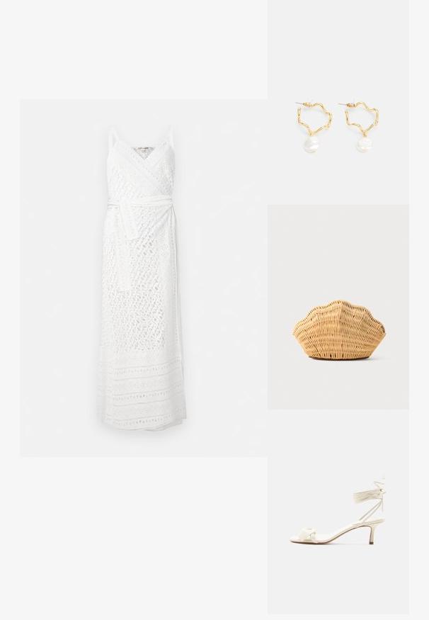 Witte wikkeljurk met een textuurdesign, voorzien van dunne bandjes en een riem. De stof heeft ingewikkelde uitsnijdingen en een lange silhouet.; Roomkleurige sandalen met lage hak, enkelriempjes en een brede gedraaide band over de tenen, op een effen witte achtergrond.; Geweven rotan handtas in de vorm van een sint-jakobsschelp met natuurlijke lichtbruine kleur en afgeronde, gestructureerde randen.; Gouden oorringen met een golvend ontwerp, voorzien van een witte parel als accent. De textuur is glad en de ringen zijn licht van gewicht.