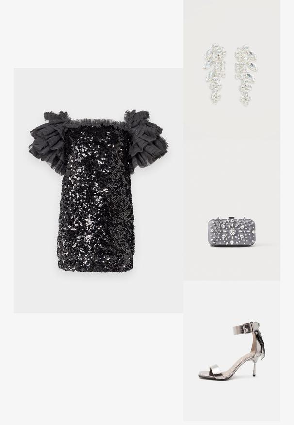 Sort pailletkjole med en tætsiddende pasform, kort længde og volangærmer i gennemsigtigt stof. Tekstur med glitrende pailletter over det hele.; Metallic sølv åben tå højhælet sandal med ankelrem og spænde, med en dekorativ sløjfe på bagsiden.; Lille rektangulær mørkegrå clutch pyntet med klare rhinsten i et strålende mønster og en sølvkæde som strop.; Par sølvfarvede øreringe med klyngede klare facetterede krystaller i runde og marquise former på hvid baggrund.