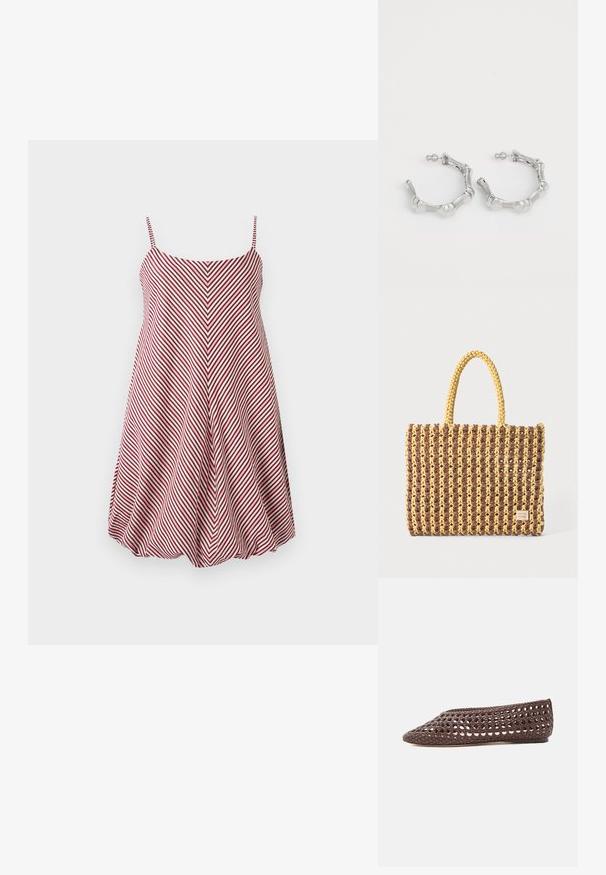Rot-weiß gestreiftes, ärmelloses Kleid mit tailliertem Oberteil und ausgestelltem Rock, ausgestattet mit einem Chevron-Muster und verstellbaren Spaghettiträgern.; Brauner flacher Schuh mit gewebtem Durchbruchmuster und geschlossenem rundem Zeh, seitlich auf hellem Hintergrund gezeigt.; Gewebte Tasche in Braun und Gelb, mit rechteckiger Form, zwei Tragriemen und einer strukturierten Oberfläche mit sichtbaren Nähten und einem Markenschild.; Silberne Creolen mit einem strukturierten, unregelmäßigen Design. Hergestellt aus Metall, verfügen sie über einen sicheren Postverschluss und ein glänzendes Finish.