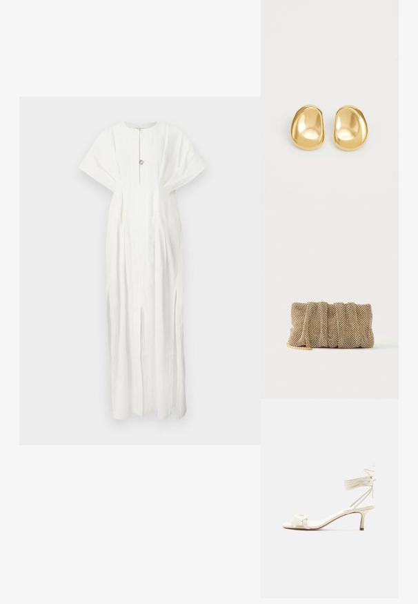 Rodebjer KIMBERLY - Maxi-jurk - white; Roomkleurige sandalen met lage hak, enkelriempjes en een brede gedraaide band over de tenen, op een effen witte achtergrond.; Kleine gouden mesh clutch met een geplooid ontwerp en een deels zichtbare gouden kettingriem op een effen witte achtergrond.; Gouden studs met een gladde, ronde vorm en een reflecterend oppervlak, met een minimalistisch ontwerp en zonder zichtbare patronen.