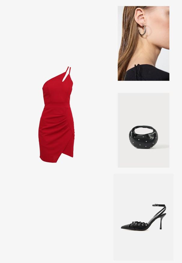Rode een-schouder jurk van rekbare stof, met een aansluitende buste, geplooide details en een asymmetrische zoom.; Zwarte pumps met hoge hak en spitse neus, gegolfde randen, metalen oogjes, vetergespsluiting aan de voorzijde en enkelriem met gespsluiting.; Zwarte leren handtas met een afgeronde vorm, versierd met zilveren studs, en een korte handgreep. Gladde textuur en ritsluiting.; Zilveren oorbel met een gepolijste afwerking, met kleine gouden accentdetails en een ronde vorm, gedragen op de oorlel.