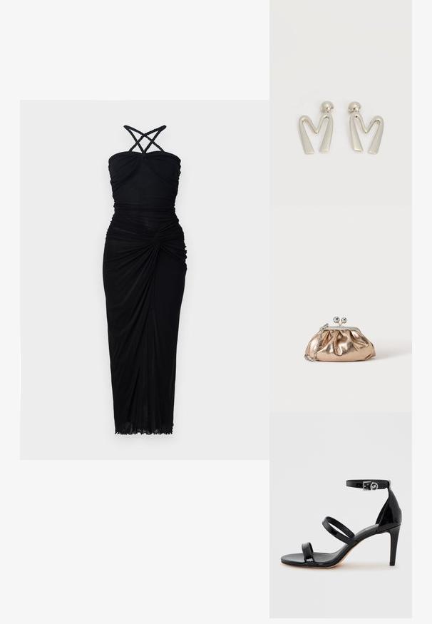 Robe noire avec un corsage ajusté, des bretelles croisées et un tissu froncé qui tombe vers un ourlet légèrement évasé avec une texture subtile.; Sandale à talon haut en cuir verni noir avec trois fines lanières et une bride de cheville avec une boucle ronde.; Petit sac pochette métallique dorée avec fermoir argenté et chaîne sur un fond clair uni.; Paire de boucles d'oreilles en métal argenté en forme de lettre M angulaire avec des tiges arrondies sur fond blanc.