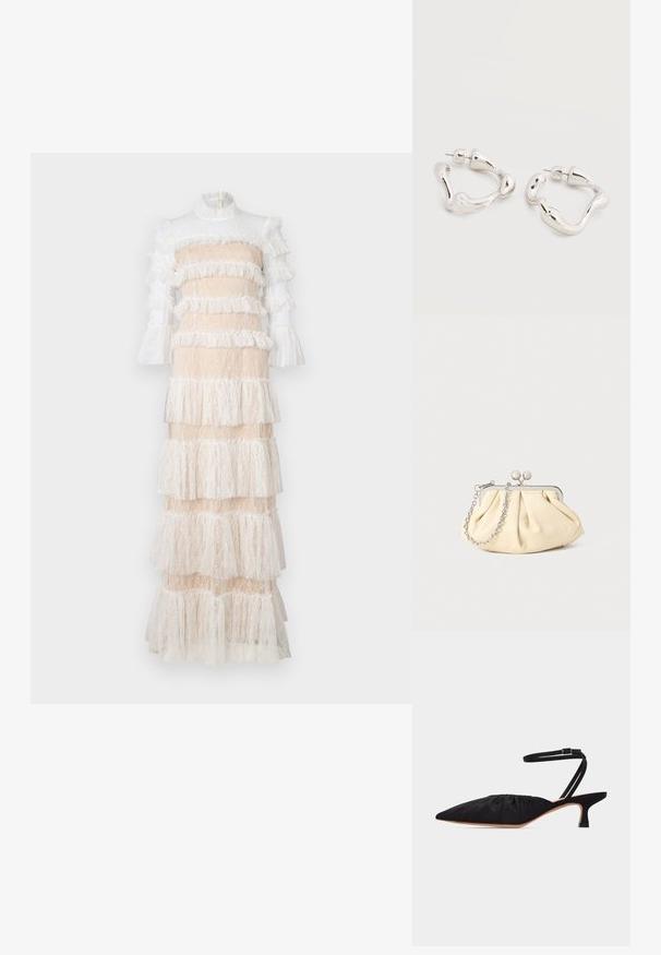 Robe maxi en dentelle nude et blanche, avec des volants superposés, de longues manches et un col montant, dotée d'une fermeture éclair dans le dos.; Chaussure noire à talon bas et bout pointu avec dessus froncé et fine bride de cheville à boucle, vue de profil sur fond blanc.; Pochette en cuir beige plissé avec un cadre en métal argenté, dotée de deux fermoirs ronds décoratifs et d'une chaîne en argent.; Boucles d'oreilles créoles en métal argenté de forme irrégulière avec fermoirs à tige, posées sur une surface blanche unie.