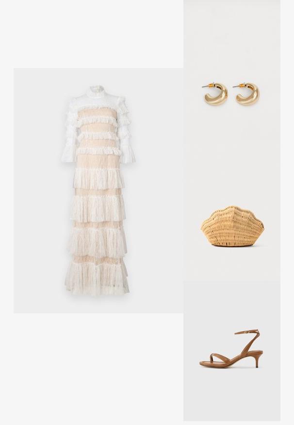 Robe maxi en dentelle nude et blanche, avec des volants superposés, de longues manches et un col montant, dotée d'une fermeture éclair dans le dos.; Sandale en cuir marron avec lanières, talon bas en forme de petit escarpin et bride à la cheville avec une petite boucle, vue de côté sur un fond uni.; Sac à main en rotin tissé en forme de coquille Saint-Jacques de couleur brun clair naturel avec des bords arrondis et texturés.; Deux boucles d'oreilles en forme de cerceau en or brillant, avec un design courbé, présentant des accents orange près de la tige, sur fond blanc uni.