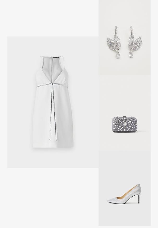 Witte mouwloze jurk met een diepe V-hals, zilveren ritsdetail en een geweven horizontale streepaccent rond de taille. Gladde stofafwerking.; Zilveren glitter pump met hoge hakken en een puntige neus, voorzien van een gladde binnenvoering. De hak is dun, wat het slanke ontwerp accentueert.; Kleine rechthoekige donkergrijze clutch versierd met heldere strass-steentjes in een uitstralend patroon en een zilveren kettingband.; Zilveren oorbellen in de vorm van zwanen, met heldere kristallen, parelaccenten en een druppelontwerp met een druppelvormige edelsteen.