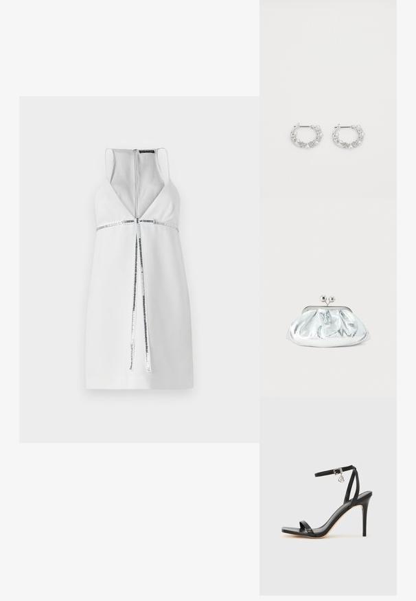 Witte mouwloze jurk met een diepe V-hals, zilveren ritsdetail en een geweven horizontale streepaccent rond de taille. Gladde stofafwerking.; Zwarte sandaal met hoge hak, smalle enkelband, vierkante neus, soepel leermateriaal en metalen gespsluiting.; Kleine zilverkleurige metalen clutch met een afgerond, geplooid ontwerp en een sluiting met twee zilveren bollen.; Zilveren oorringen met parel- en kristalaccenten, met een gestructureerd oppervlak en een veilige postsluiting.