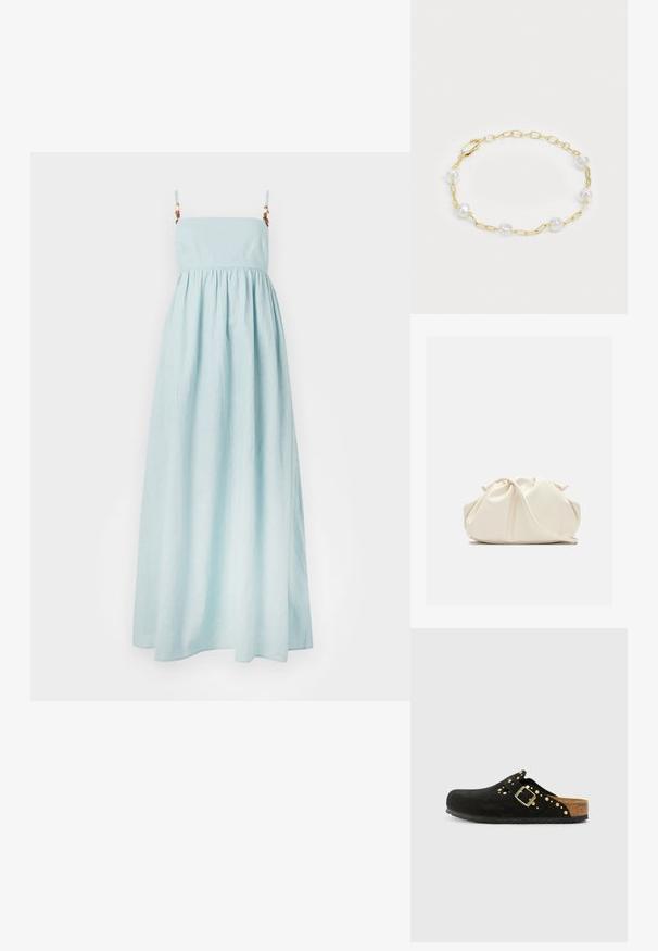Helles blaues Maxikleid mit Spaghettiträgern, gerafftem Taillenbereich und einer glatten, weichen Textur. Verfügt über dekorative Metallakzente an den Trägern.; Schwarze Wildleder-Clogs mit abgerundetem Zehenbereich, Korksohle, goldenen Nieten und Schnallendetail sowie einem rücklosen Design für einfachen Tragekomfort.; Weiche, cremefarbene Leder-Clutch mit gerafftem Design und einem dünnen Schulterriemen, der vorne auf einem schlichten Hintergrund liegt.; Goldkette Armband mit unregelmäßigen weißen Perlen, versehen mit einem Karabinerverschluss, abwechselnden Gliedern und glatten, glänzenden Oberflächen.
