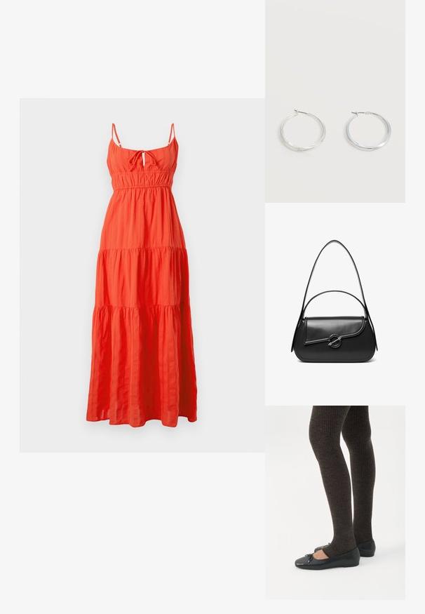 Robe maxi en tissu orange vif, avec des bretelles fines, un détail de nouage à l'avant et des volants superposés. Mélange de coton léger et texturé.; Jambes portant des leggings côtelés foncés associés à des ballerines noires avec de petits détails en nœud sur fond blanc.; Sac à bandoulière en cuir noir avec un rabat incurvé fermé par un fermoir métallique rond et une sangle fine et ajustable.; Boucles d’oreilles créoles en métal argenté avec une surface lisse légèrement incurvée et des fermoirs à clapet sur un fond blanc uni.