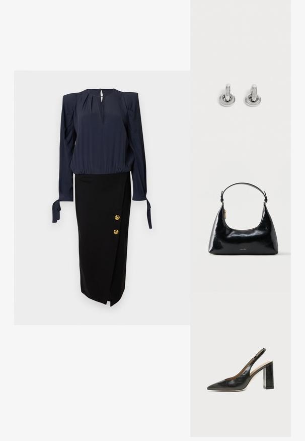 Marineblouse met pofmouwen en een keyhole-halslijn, gecombineerd met een zwarte kokerrok met gouden knoopaccenten aan de zijkant.; Zwarte leren slingback schoen met spits toelopend neusje, hoge blokhak en beige binnenvoering tegen een effen lichte achtergrond.; Zwarte glanzende Calvin Klein handtas met gouden rits en korte band tegen een effen witte achtergrond.; Een paar kleine, glanzende zilveren creolen met een ronde basis, afgebeeld op een effen lichte achtergrond.