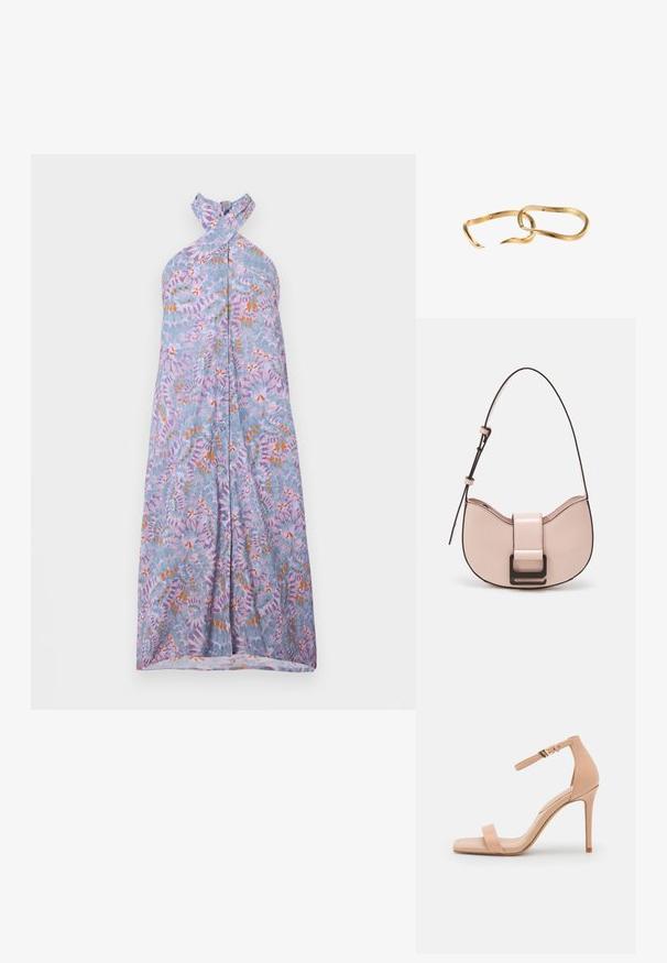Maxi-jurk met halternekontwerp in lichtblauwe stof, met een bloemenpatroon in lavendel, oranje en groen. Knoopsluiting aan de voorkant.; Nude hoge hak sandaal met een vierkante neus, voorzien van een enkele teband en een enkelbandje dat is vastgezet met een gouden gesp. Gladde leren textuur.; Kleine, gebogen roze leren handtas met een glanzende afwerking, voorzien van een zwarte accentriem en een grote zwarte sluiting. Crossbody ontwerp.; Twee gedraaide gouden open ringen met kleine ingesloten stenen op een witte achtergrond.