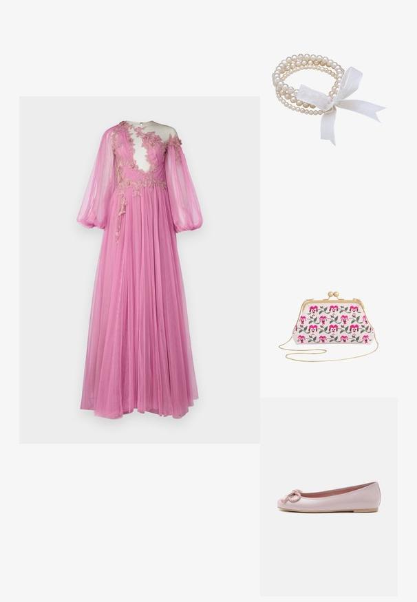 Lange roze jurk gemaakt van doorschijnende stof, met een doorschijnende lijfje met bloemenborduursels, ballonmouwen en een vloeiende rok.; Lichtroze lakleren ballerina met afgeronde neus, gedraaide koordstrik aan de voorkant en lage beige zool op een witte achtergrond.; Clutch bag met een geborduurd bloemenontwerp in roze en groen op een beige achtergrond, voorzien van een gouden sluiting en een kettingband.; Witte parelarmband met meerdere strengen, met parels van verschillende groottes. Vastgebonden met een doorschijnende witte lintstrik.