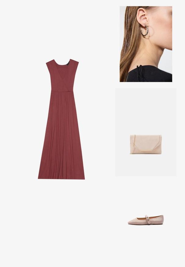 Vestido largo sin mangas en color rosa suave. Presenta un escote en V, cintura con pliegues y una tela suave y ligera. Diseño sólido, sin estampados.; Bailarinas rosas de ante con punta afilada, una sola correa con hebilla en el empeine y un acabado mate suave.; Clutch de ante beige con una cadena dorada y un acento de hardware rectangular. Presenta una solapa que se pliega con bordes en ángulo y detalle de costura.; Pendiente de aro de plata con un acabado pulido, que presenta pequeños detalles en dorado y una forma redonda, llevado en el lóbulo.