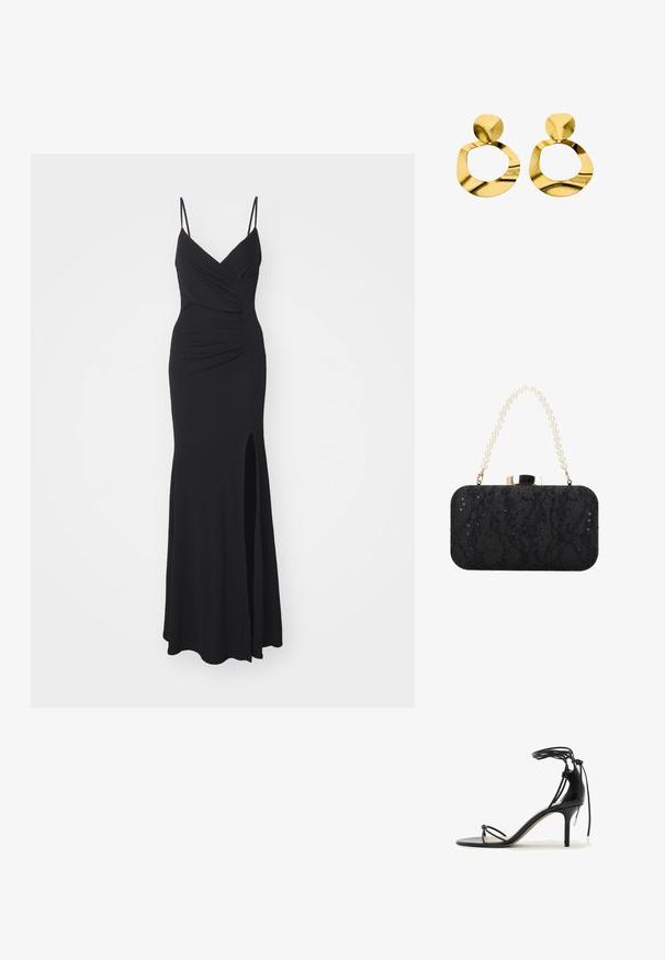 Schwarzes Abendkleid mit schmalen, verstellbaren Trägern, einem V-Ausschnitt, Raffung am Oberteil und einem hochgeschlitzten Saum auf einer Seite. Hergestellt aus elastischem Stoff.; Schwarze Sandalette mit dünnen Riemchen, Knöchelband und mittelhohem Stilettabsatz auf weißem Hintergrund.; Schwarze rechteckige Clutch mit Pailletten- und Spitzenstruktur, perlenbesetztem Griff und einem goldfarbenen Verschluss oben.; Wellig, unregelmäßige Ohrhänger in Goldoptik mit einem kleinen, abgerundeten Steckverschluss, der mit einer größeren offenen Kreisform verbunden ist.