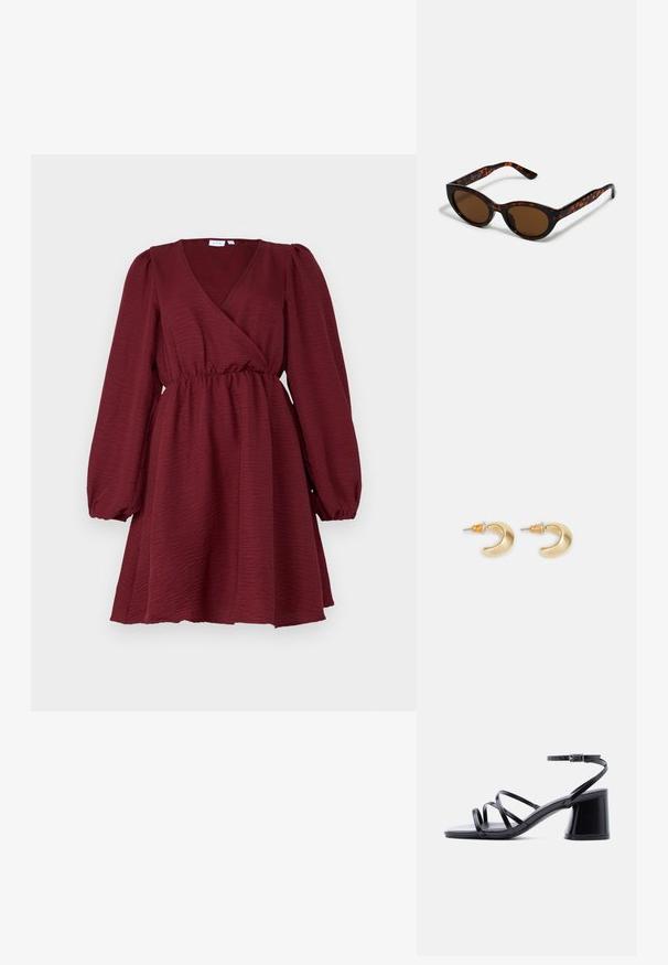 Robe portefeuille bordeaux avec de longues manches bouffantes, taille élastique et tissu légèrement texturé, présentant un décolleté en V profond et une jupe fluide.; Sandale pour femme noire à talon bloc, avec trois fines lanières sur les orteils et une sangle de cheville avec boucle argentée sur fond blanc.; Lunettes de soleil en écaille de tortue marron avec une forme vintage de lunettes cat-eye et des verres marron. Présente des branches courbées avec des accents rouges.; Boucles d'oreilles en forme de croissant en or avec une finition lisse, présentant des accents orange près du clou et un matériel en argent.