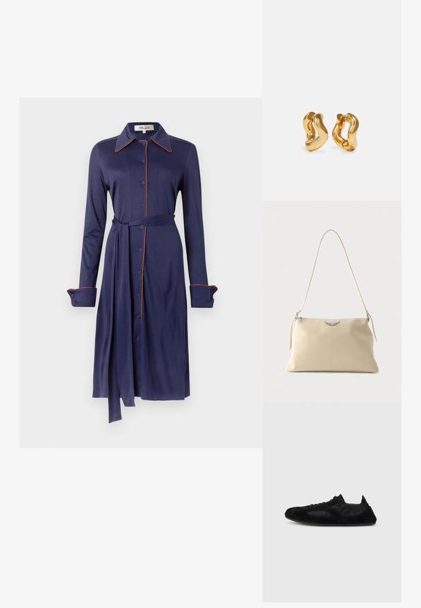 Marineblauwe jurk met een kraag, knoopsluiting aan de voorkant, lange mouwen en contrasterende oranje biezen. Voorzien van een ceintuur in de taille en zachte stof.; Zwarte lichte sneaker met suède accenten, elastische enkelsluiting en dunne zool, zijaanzicht op een effen achtergrond.; Crèmekleurige leren schoudertas met een zilveren gevleugeld embleem en een dunne riem tegen een effen achtergrond.; Gouden oorringen met een golvend ontwerp, voorzien van een gladde, glanzende oppervlakte en een gestroomlijnde vorm. Geen zichtbare sluitingen.
