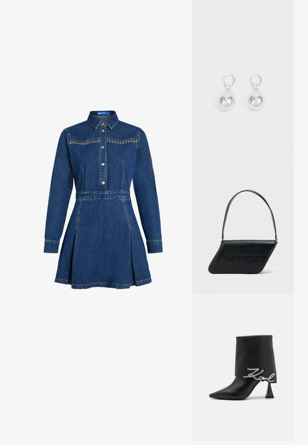 Tmavo modré denim šaty s golierom, patentkami a dekoračnými cvokmi. Majú dlhé rukávy a rozšírenú sukňu s plisovaním.; Čierna kožená členková čižma s špicatou špičkou, vysokým hrubým podpätkom a preloženým vrchom s detailom strieborného loga "Zaul".; Čierna kožená taška cez rameno v trojuholníkovom tvare, s vyrazeným logom a jedným nastaviteľným pásikom. Minimalistický dizajn s hladkou textúrou.; Strieborné náušnice v tvare kvapiek so hladkým, guľatým, reflexným povrchom visiace na klipsových uzáveroch. Pozadie je čisté biele.
