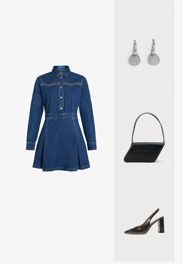 Tmavo modré denim šaty s golierom, patentkami a dekoračnými cvokmi. Majú dlhé rukávy a rozšírenú sukňu s plisovaním.; Čierna kožená slingback obuv s špicatou špičkou, vysokým hrubým podpätkom a béžovou vnútornou podšívkou na svetlom jednofarebnom pozadí.; Čierna kožená taška cez rameno v trojuholníkovom tvare, s vyrazeným logom a jedným nastaviteľným pásikom. Minimalistický dizajn s hladkou textúrou.; Strieborné kruhové náušnice s okrúhlymi, plochými príveskami osadenými malými priehľadnými kryštálmi na jednoduchom svetlom pozadí.