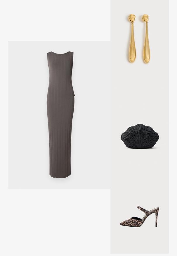 Grijze geribde gebreide jurk met een mouwloze ontwerp, met een ronde halslijn en een rechte, vloerlange snit.; Puntige high heel mule met luipaardprint en een dunne band over de bovenkant van de voet op een effen achtergrond.; Zwarte gevlochten handtas in de vorm van een sint-jakobsschelp met een gebogen bovenkant en een geweven textuur op een effen achtergrond.; Een paar lange, gladde, glanzende gouden druppelvormige oorbellen met afgeronde toppen en taps toelopende druppelvormen op een lichte achtergrond.