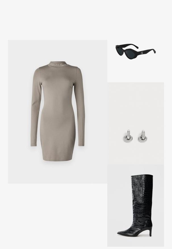 Dlhé rukávy béžových šiat s vysokým výstrihom vyrobené z mäkkého elastického materiálu. Má priliehavý strih a detail loga Calvin Klein pri golieri.; Čierne čižmy po kolená s lesklým krokodílím vzorom, špicatou špičkou a zužujúcim sa opätkom. Hladký syntetický materiál.; Čierne slnečné okuliare v štýle mačacích očí s lesklým povrchom, tmavými sklami a logom "cK" na spánku. Ostrý dizajn a hrubé rámy.; Pár malých, lesklých strieborných kruhových náušníc s guľatým základom, vystavených na obyčajnom svetlom pozadí.