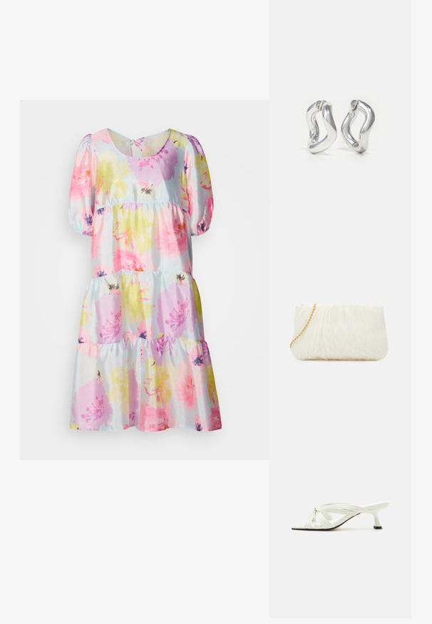 Robe fleurie avec des fleurs pastel roses, jaunes et violettes sur un fond bleu clair. Manches bouffantes avec une jupe à volants.; Sandale blanche à talon avec plusieurs fines brides nouées et un talon fin de hauteur moyenne sur un fond clair uni.; Sac à main texturé blanc avec un design froncé, doté d'une bandoulière en chaîne dorée. Fini lisse avec des ondulations subtiles et des bords arrondis.; Boucles d'oreilles créoles argentées avec un design torsadé. Bords arrondis et finition brillante. Fermoirs ouverts pour un port facile. Texture lisse sur toute la surface.