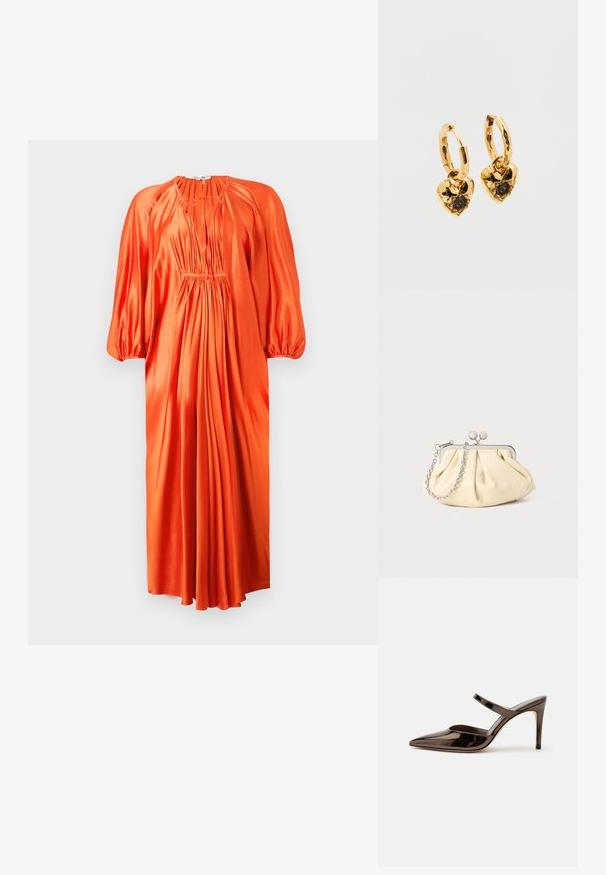 Robe en satin orange avec de longues manches bouffantes, décolleté en V profond et plis froncés à la taille, tombant jusqu'à mi-mollet. Texture lisse.; Mule à talon haut marron foncé brillant à bout pointu avec une fine bride sur le coup de pied sur fond blanc uni.; Pochette en cuir beige plissé avec un cadre en métal argenté, dotée de deux fermoirs ronds décoratifs et d'une chaîne en argent.; Boucles d'oreilles créoles en or avec pendentifs en forme de cœur. Chaque cœur présente une surface texturée et une pierre précieuse noire centrale sertie de griffes.
