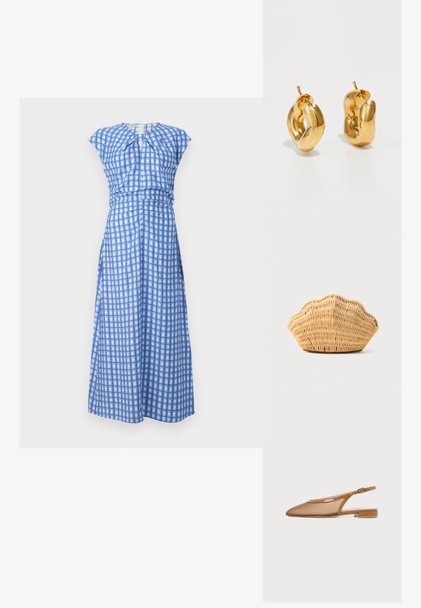Vestido a cuadros azules hecho de una tela ligera. Presenta una cintura fruncida, mangas cortas y un cierre en la espalda con abertura en forma de ojal.; Zapato plano marrón con tiras traseras, puntera puntiaguda, parte superior de malla, ribete patentado y pequeño tacón ancho, mostrado de perfil.; Bolso de mano de ratán tejido con forma de concha de vieira, de color marrón claro natural y bordes redondeados y texturizados.; Pendientes de aro grueso en oro con un diseño tubular ligeramente retorcido y cierre de presión, sobre un fondo blanco.