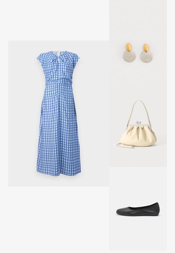 Vestido a cuadros azules hecho de una tela ligera. Presenta una cintura fruncida, mangas cortas y un cierre en la espalda con abertura en forma de ojal.; Bailarina de piel negra con punta redondeada, textura suave, detalle de costura minimalista y diseño de suela flexible.; Bolso de mano de piel suave color crema con diseño fruncido, cierre de marco plateado, asa corta y una correa de cadena desmontable.; Pendientes de metal dorado y plateado con base de disco redondo y pieza superior ovalada, textura suave y acabado pulido.