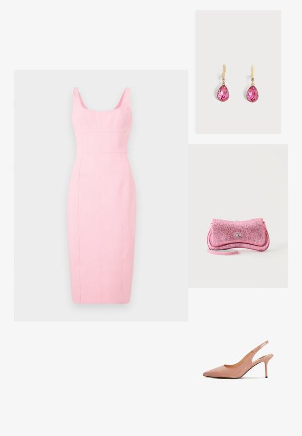 Pencil jurk in lichtroze, met een aansluitende silhouet, brede bandjes, vierkante halslijn en verticale naaddetails langs het lichaam.; Roze patenten leren slingback schoen met een spitse neus en een 7,5 cm hoge stiletto hak. Heeft een ronde uitsnijding en minimale stiksels aan de zijkant.; Kleine roze glinsterende clutch met een zilveren gesp en een dun polsbandje op een witte achtergrond.; Gouden haakoorbellen met grote druppelvormige roze edelstenen en kleine ronde heldere stenen boven de druppels op een effen achtergrond.
