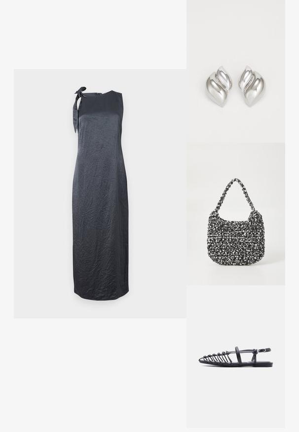 Schwarzes ärmelloses Kleid mit einem Bindedetail an der linken Schulter, aus einem glatten, geknitterten Stoff gefertigt, mit einer geraden Silhouette und knielanger Länge.; Schwarze flache Sandale mit mehreren dünnen Riemen, verstellbarem Knöchelriemen mit Schnalle und offenem Zehenkäfig-Design vor weißem Hintergrund.; Gewebte Handtasche in Schwarz und Weiß mit runder Form, strukturiertem Oberflächenfinish und geflochtener Grifffläche. Geeignet für den lässigen Gebrauch.; Silberne Ohrringe mit einer organischen, abstrakten Form. Glatte, glänzende Oberfläche mit einem konischen Design. Mit dezenten Kurven und einem zentralen Linienelement.