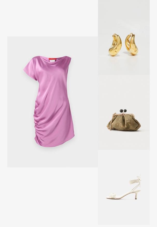 Robe en satin rose avec une coupe décontractée, des manches courtes et une texture froncée sur le côté pour plus de détails.; Sandale à talon bas de couleur crème avec des liens à nouer autour de la cheville et une large bride torsadée sur les orteils, sur un fond blanc uni.; Petite pochette avec motif géométrique doré et noir, cadre en métal doré, fermeture à boule noire et une courte chaîne dorée.; Boucles d'oreilles en or en forme de d'anneaux lisses et courbés avec une finition polie. Équipées d'un mécanisme de fermeture et de légères indentations pour le détail.