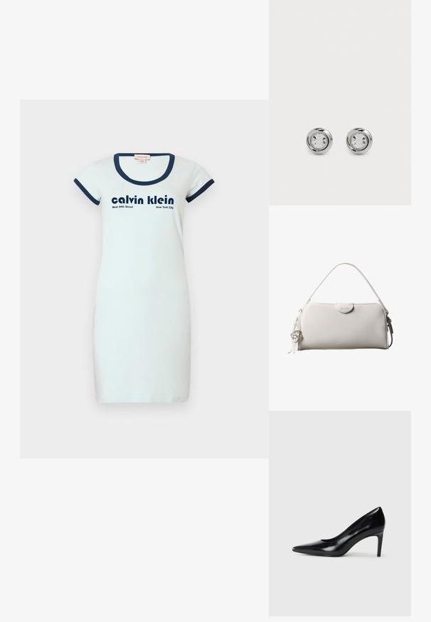 Witte katoenen jurk met een slim-fit ontwerp, rond navy ribbelkraag en korte mouwen. Kenmerkt zwarte tekst: "calvin klein" en "West 39th Street New York City."; Zwarte leren hoge hak met een spitse neus, een gladde textuur en een tapse hak. Minimalistisch ontwerp, geen extra versieringen.; Witte rechthoekige Calvin Klein handtas met enkele handgreep, minimalistisch ontwerp en decoratieve kwastjes met geometrische metalen hanger aan de zijkant.; Zilveren metalen studoorbellen met ronde heldere kristallen, met een gladde gepolijste afwerking en een cirkelvormig ontwerp met subtiele verhoogde randen.