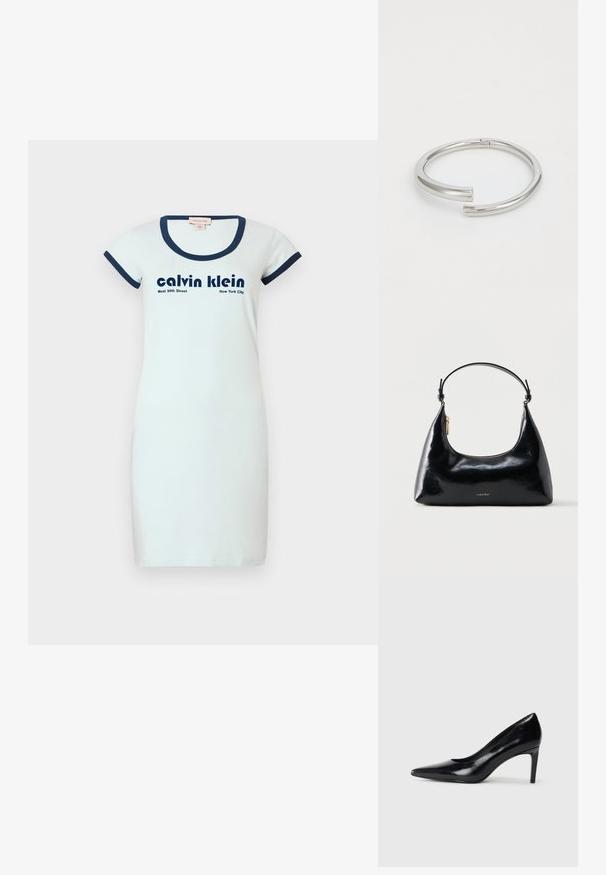 Witte katoenen jurk met een slim-fit ontwerp, rond navy ribbelkraag en korte mouwen. Kenmerkt zwarte tekst: "calvin klein" en "West 39th Street New York City."; Zwarte leren hoge hak met een spitse neus, een gladde textuur en een tapse hak. Minimalistisch ontwerp, geen extra versieringen.; Zwarte glanzende Calvin Klein handtas met gouden rits en korte band tegen een effen witte achtergrond.; Calvin Klein SPIRAL - Armband - silver-coloured