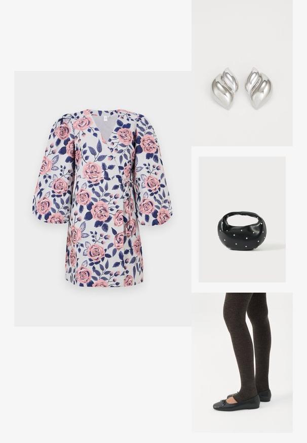 Blomstret omslagskjole med en lys grå baggrund, pink roser, mørkeblå blade og trekvart puffærmer. Binder i taljen.; Ben iført mørke ribbede leggings kombineret med sorte balletsko med små sløjfedetaljer på hvid baggrund.; Sort læderhåndtaske med en rundet form, dekoreret med sølvnitter, og et kort håndtag. Glat tekstur og lynlåslukning.; Sølvøreringe med en organisk, abstrakt form. Glat, skinnende overflade med et tilspidset design. Har subtile kurver og en centrallinje detalje.