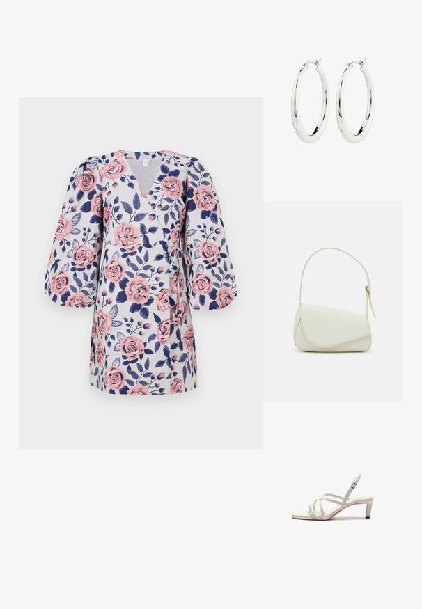 Bloemen wikkeljurk met een lichtgrijze achtergrond, roze rozen, donkerblauwe bladeren en driekwart pofmouwen. Met strik in de taille.; Zign by Zalando Klassieke pumps - off white; Witte nepleren handtas met een gestructureerde driehoekige vorm, een enkele verstelbare schouderriem en een klep met ronde accenten.; Zilveren oorbellen in de vorm van een gladde, glanzende ring. Circulaire vorm, voorzien van een veilige sluiting. Eenvoudig en elegant ontwerp.