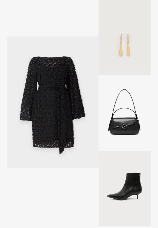 Schwarzes Kleid aus strukturiertem Stoff mit floralem Muster, langen Ärmeln und einem gebundenen Gürtel in der Taille.; Schwarzer Leder-Knöchel-Stiefel mit spitzer Spitze und niedrigem Kittenabsatz vor hellem Hintergrund, seitliche Ansicht.; Schwarze Lederschultertasche mit einer geschwungenen Klappe, die durch einen runden Metallverschluss gesichert ist, und einem schlanken, verstellbaren Riemen.; Ohrhänger in Gold-Ton mit glatten, länglichen Tropfenanhängern, die an kleinen Creolenverschlüssen hängen, auf weißem Hintergrund.