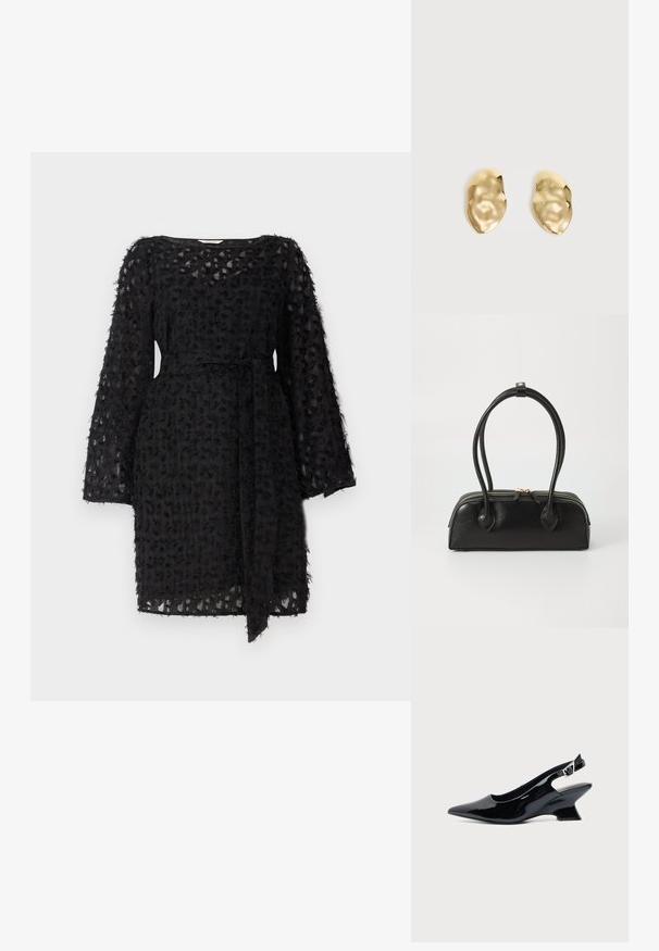 Schwarzes Kleid aus strukturiertem Stoff mit floralem Muster, langen Ärmeln und einem gebundenen Gürtel in der Taille.; Schwarzer Slingback-Schuh aus Lackleder mit spitzer Spitze und niedrigem, schrägem Blockabsatz auf einfachem hellem Hintergrund.; Schwarze Lederhandtasche mit zwei verlängerten Griffen, Reißverschluss und runder Form; glatte Textur mit subtiler glänzender Oberfläche.; Paar glänzende, unregelmäßig geformte Ohrstecker aus Goldmetall mit zerknitterter, glatter Oberfläche auf schlichtem hellem Hintergrund.