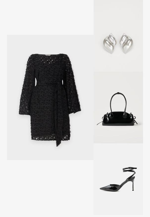 Schwarzes Kleid aus strukturiertem Stoff mit floralem Muster, langen Ärmeln und einem gebundenen Gürtel in der Taille.; Schwarzer Lackleder-Pumps mit spitzer Spitze, dünnen Knöchelriemen und kleiner Schnalle.; Kleine schwarze glänzende Handtasche mit zwei langen Griffen und seitlichen Kordelzug-Details vor einfachem hellem Hintergrund.; Silberne Ohrringe mit einer organischen, abstrakten Form. Glatte, glänzende Oberfläche mit einem konischen Design. Mit dezenten Kurven und einem zentralen Linienelement.