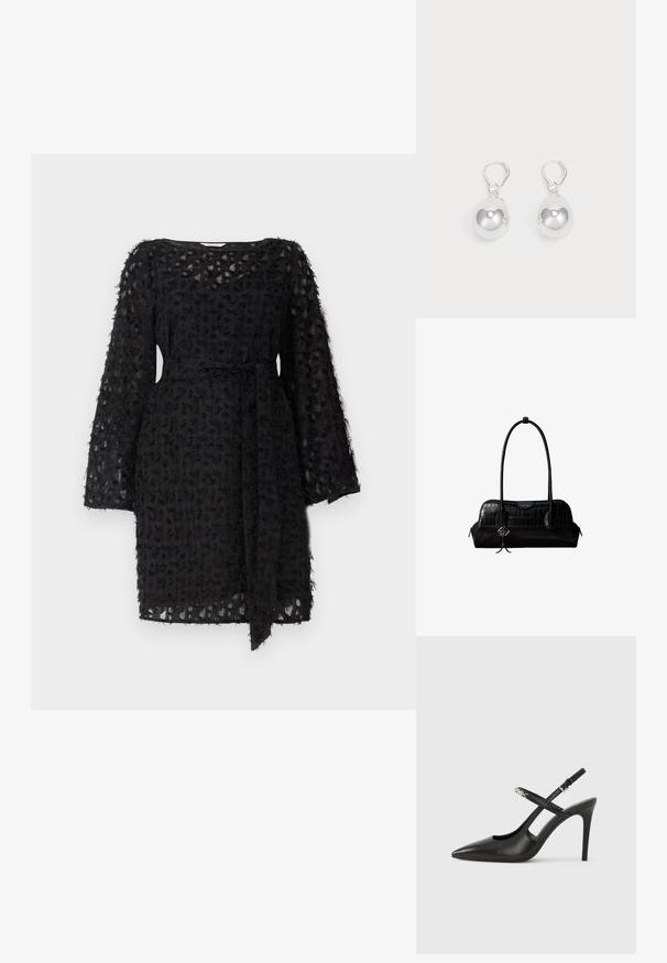 Schwarzes Kleid aus strukturiertem Stoff mit floralem Muster, langen Ärmeln und einem gebundenen Gürtel in der Taille.; Schwarze Slingback-Pumps aus Leder mit spitz zulaufender Spitze, Cut-Out-Design und verstellbarem Riemen mit metallischem Beschlag.; Schwarze Umhängetasche aus krokodilstrukturiertem Leder mit langen Riemen und einem kleinen silbernen Logocharm an einem Riemen.; Silberne Tropfenohrringe mit glatten, runden, reflektierenden Oberflächen, die an Hakenverschlüssen hängen. Der Hintergrund ist reinweiß.