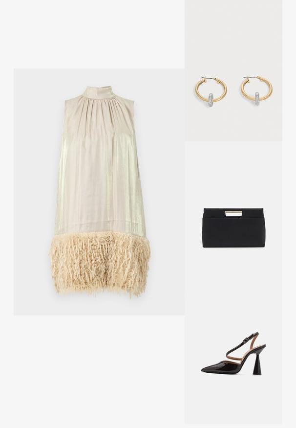 Ärmelloses Kleid mit hohem Halsauschnitt. Leicht beiges Gewebe am Oberteil mit glänzender Textur. Der untere Saum ist mit einem flauschigen, cremefarbenen Fransenbesatz versehen.; Schwarzer Lackleder-Slingback-Schuh mit spitzem Zehenbereich, geschlossenem Absatz und breitem konischem Absatz. Besitzt einen dünnen Knöchelriemen mit Schnallendetail.; Schwarze Leder-Clutch mit rechteckiger Form. Verfügt über einen metallischen Griffakzent am Verschluss, eine glatte Textur und ein minimalistisches Design.; Paar goldfarbene Creolen mit kleinem silberfarbenem Schlaufen-Detail an jeder, vor hellem grauem Hintergrund präsentiert.