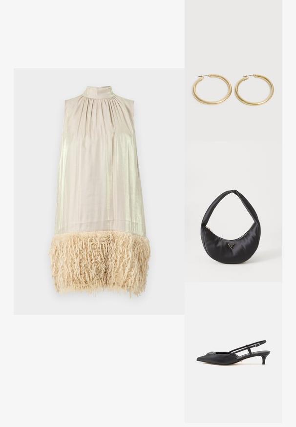 Ärmelloses Kleid mit hohem Halsauschnitt. Leicht beiges Gewebe am Oberteil mit glänzender Textur. Der untere Saum ist mit einem flauschigen, cremefarbenen Fransenbesatz versehen.; Schwarze Slingback-Schuhe mit einer spitzen Zehe, aus glattem Material gefertigt, mit einem kleinen Absatz und einem dekorativen silbernen Akzent auf dem Blatt.; Schwarze Satin-Handtasche mit geschwungener Form, ausgestattet mit einem Reißverschluss und einem dreieckigen Metallsymbol auf der Vorderseite. Glatte Textur und elegantes Design.; Paar glatter, glänzender goldener Creolen mit dünnen Stegen und Klappverschlüssen auf schlichtem hellem Hintergrund.
