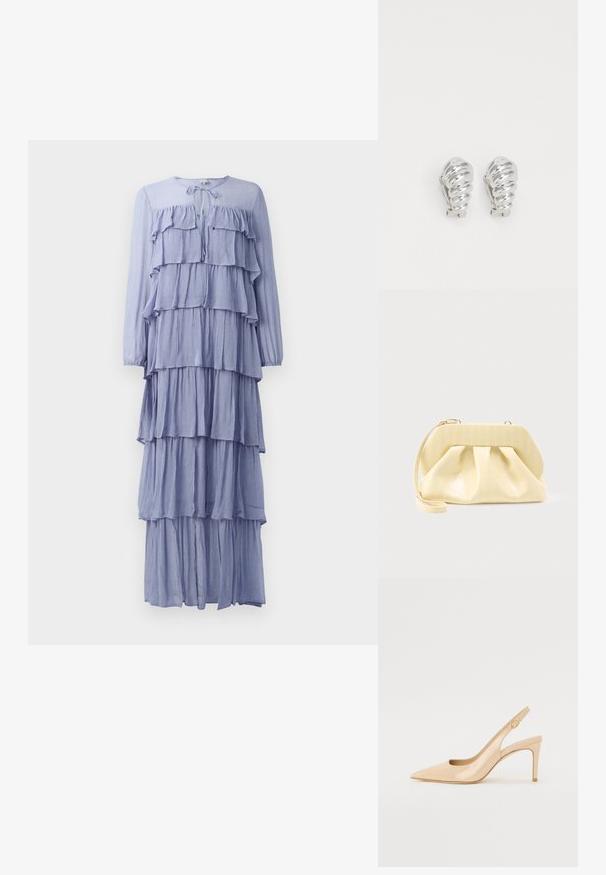 Lys blå, langærmet kjole med flere vandrette flæser, en rund halsudskæring med snørre og et flydende, lagdelt design.; Nude patenteret læder slingback hæl med spidse tæer, åben vamp og en tynd stiletto hæl. Har et cirkulært guldfarvet element på remmen.; Clutch-taske i cremefarvet læder med en struktureret topramme og håndledsrem, vist mod en enkel lys baggrund.; Sølv clip-on øreringe med spiralmønster, der har en glat metallisk tekstur og runde former. Ingen synlige udsmykninger eller mønstre.