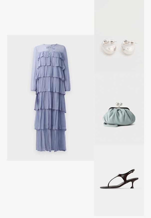 Robe bleu clair à manches longues doté de plusieurs volants horizontaux, d'un col rond avec un lien et d'un design fluide et à niveaux.; Sandale slingback en cuir verni marron foncé avec petit talon et bride entre les orteils sur fond blanc.; Petit porte-monnaie en cuir bleu clair avec fermoir métallique argenté de type kiss-lock et court bracelet de poignet sur fond uni.; Paire de boucles d'oreilles argentées brillantes et épaisses avec fermoirs à tige, sur fond blanc uni.