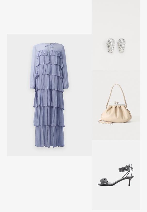 Robe bleu clair à manches longues doté de plusieurs volants horizontaux, d'un col rond avec un lien et d'un design fluide et à niveaux.; Sandale à talon en cuir gris avec une bride nouée sur les orteils et des lacets enroulants autour de la cheville, sur un talon moyen et fin, sur fond blanc.; Sac à main en cuir souple beige avec un fermoir en métal argenté, une bandoulière simple et une bandoulière chaîne optionnelle sur fond blanc.; Boucles d'oreilles en clip argentées avec un design en spirale, présentant une texture métallique lisse et des formes arrondies. Pas d'embellissements ou de motifs visibles.