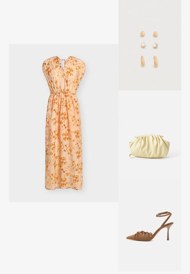 Robe maxi sans manches pêche avec imprimé floral orange, taille froncée, décolleté en V et détail noué dans le dos.; Escarpin en daim marron à talon haut, bout pointu, bords festonnés, détails d'œillets argentés et bride à la cheville avec boucle.; Sac à main plissé jaune en simili cuir lisse, arborant une forme douce avec une bandoulière unique et un design froncé sur le dessus.; Boucles d'oreilles clou de couleur or avec deux pierres claires en forme de goutte et trois pièces métalliques lisses et arrondies. Finition polie.