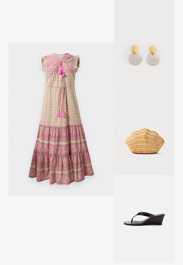 Maxi-jurk van lichtgroene stof met roze bloemenprint, contrasterende geprinte zoom, gerimpelde mouwen en roze franjes.; Bruine lakleren sleehaksandaal met teenslipperbandje en open teen, zijaanzicht tegen een effen achtergrond.; Geweven rotan handtas in de vorm van een sint-jakobsschelp met natuurlijke lichtbruine kleur en afgeronde, gestructureerde randen.; Gouden en zilveren metalen oorbellen met een ronde schijfbasis en een ovale bovenstuk, gladde textuur en gepolijste afwerking.