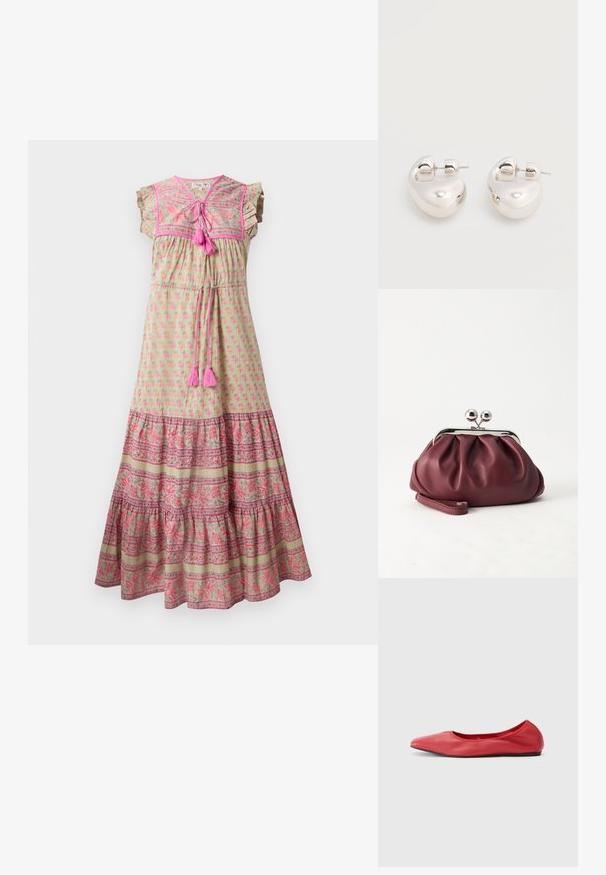 Vestido maxi de tela verde claro con estampado floral rosa, dobladillo con patrón contrastante, mangas con volantes y acentos de borlas rosas.; Filippa K REY FLATS - Bailarinas - bright red; Pequeño bolso de mano de cuero burdeos con cierre metálico plateado y correa de muñeca sobre un fondo blanco.; Par de pendientes llamativos de aro grueso plateado brillante con cierre de poste sobre un fondo blanco liso.